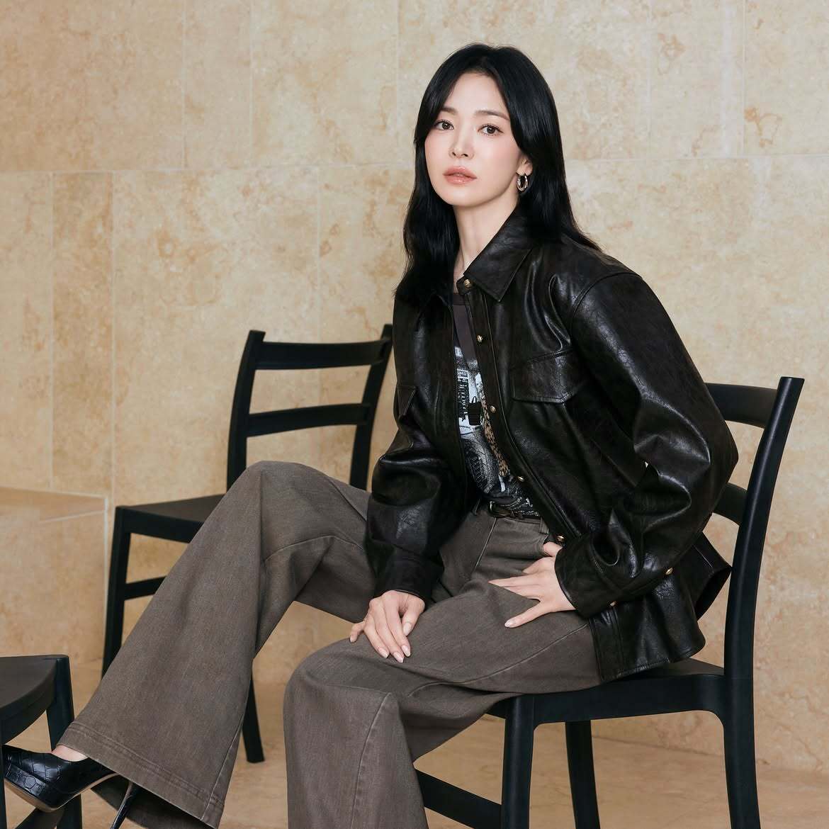 Harpers Bazaar nhận định Song Hye Kyo là biểu tượng sắc đẹp hiện đại, hòa quyện giữa vẻ mềm mại, sự mạnh mẽ và phong thái tự tin, phù hợp với giá trị nhà mốt theo đuổi. Tương tự, báo giới Hàn thường xếp Hye Kyo vào nhóm ngôi sao có giá trị thương hiệu hàng đầu nước này.