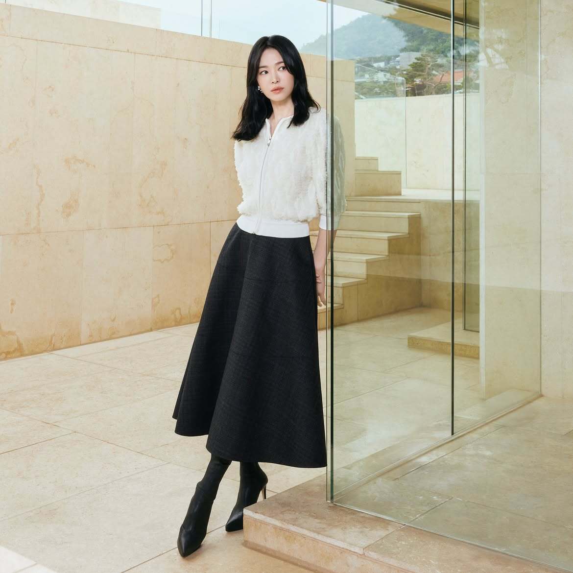 Vogue cho rằng hiếm ngôi sao tứ tuần nào đắt show quảng cáo như minh tinh, làm đại diện cho hàng chục nhãn hàng. Chuyên trang xếp cô đứng đầu danh sách nữ diễn viên khí chất nhất Hàn Quốc, có vẻ đẹp không thể diễn tả bằng lời.