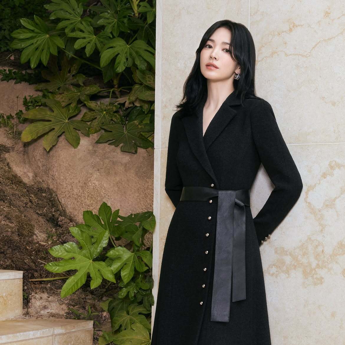 Song Hye Kyo sinh năm 1981, diễn xuất từ năm 1996, ghi dấu với Trái tim mùa thu, Ngôi nhà hạnh phúc, Ngọn gió đông năm ấy, Hậu duệ mặt trời. Cô sở hữu nhiều bất động sản giá trị tại Hàn và New York (Mỹ).