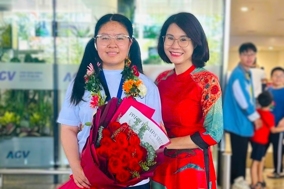 Vũ Nguyên Nguyên cùng cô giáo chủ nhiệm Phạm Vũ Bích Hằng. Ảnh: NVCC