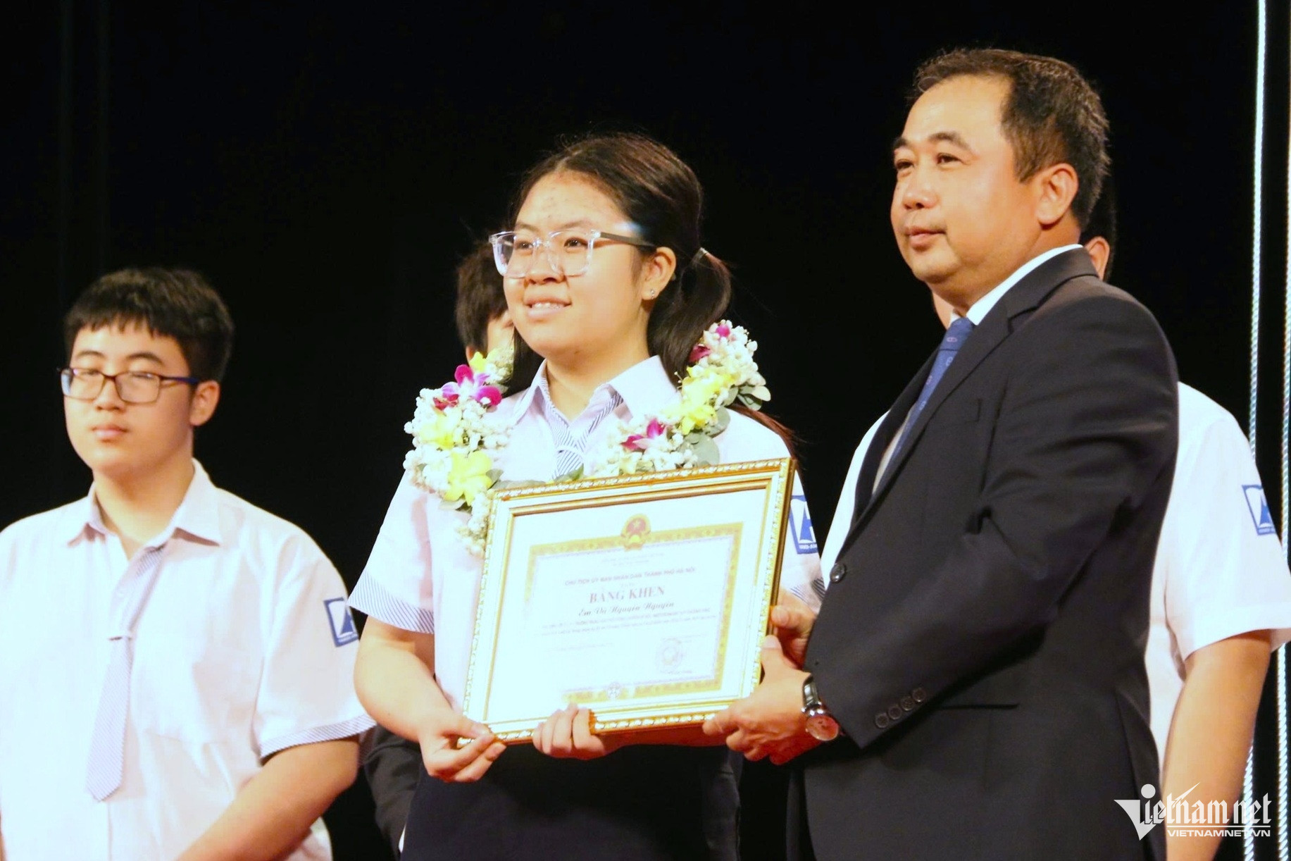 Vũ Nguyên Nguyên được nhận bằng khen của UBND TP Hà Nội cho các học sinh giỏi tiêu biểu Thủ đô năm học 2025-2026 từ Bí thư Thành ủy Hà Nội Trần Đức Thắng. Ảnh: Thanh Hùng