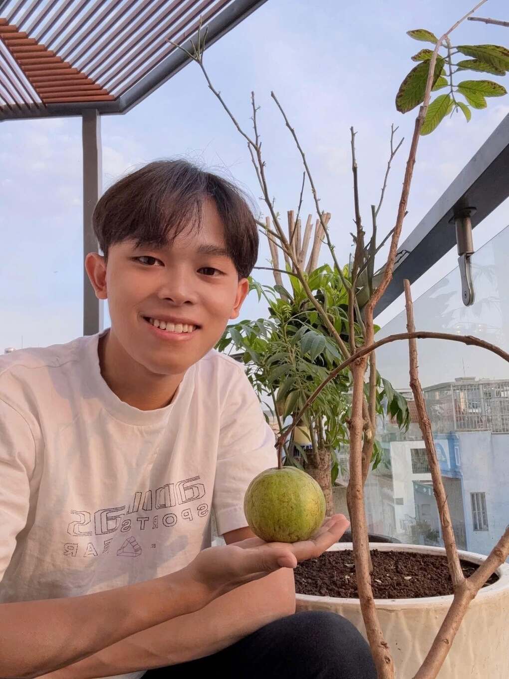 Hồ Văn Cường trên sân thượng ngôi nhà mới.
