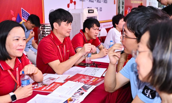 Thí sinh tham gia một ngày tư vấn xét tuyển đại học năm 2026.