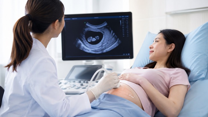 Người từng sinh mổ nên khám sớm khi thử thai dương tính để xác định vị trí túi thai và loại trừ thai bám sẹo mổ.