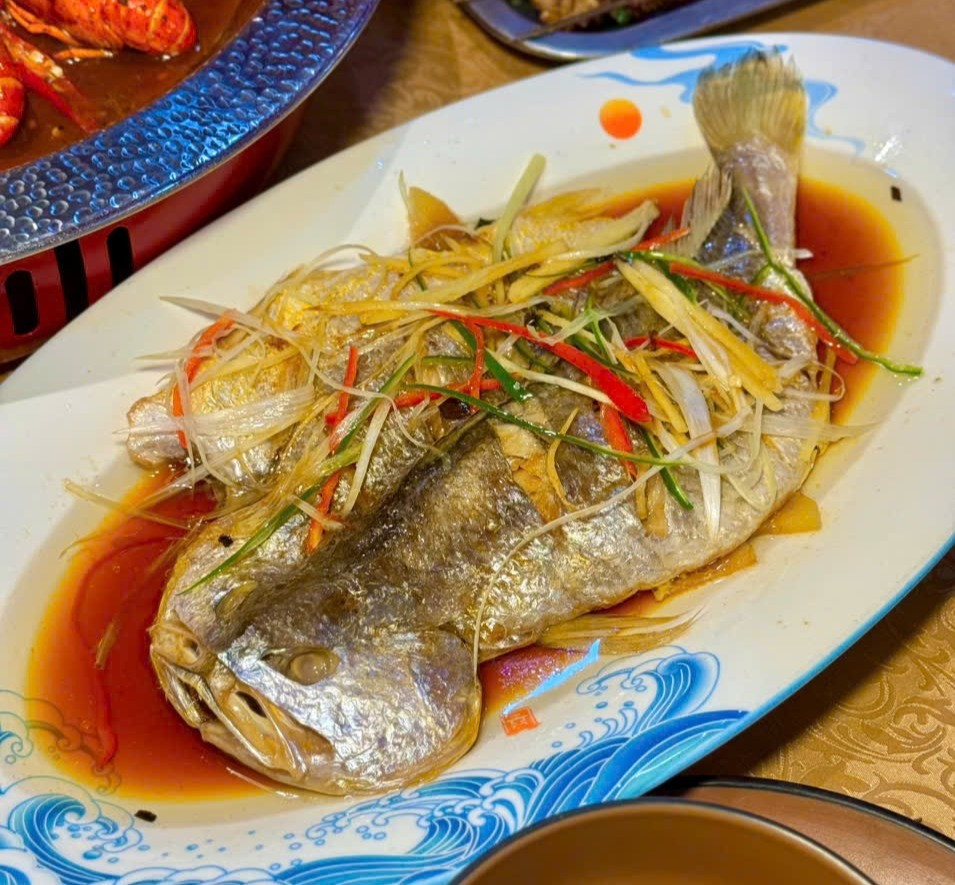 Nhiều người thích vị ngọt, thịt dai của món cá hấp bia. Ảnh: Bùi Tuyết Mai