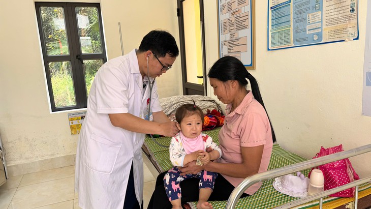 Bộ Y tế vừa ban hành hướng dẫn nội dung chuyên môn khám sức khỏe định kỳ cho trẻ em dưới 6 tuổi, quy định trẻ được khám ít nhất một lần mỗi năm nhằm đánh giá toàn diện tình trạng sức khỏe, dinh dưỡng, sự phát triển thể chất, tinh thần...