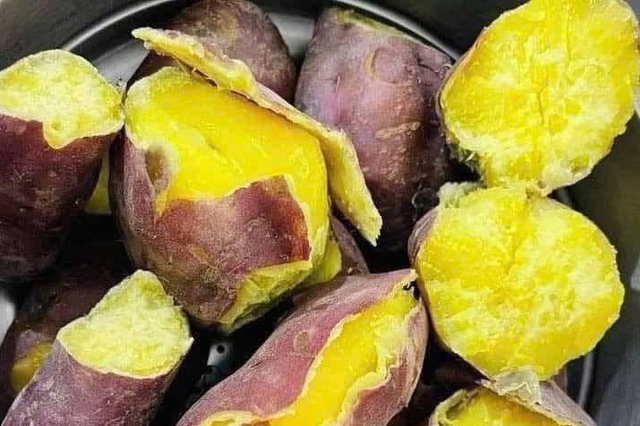 Chất xơ trong khoai lang ngăn ngừa táo bón, trong khi vị ngọt tự nhiên tạo cảm giác no mà không gây áp lực lên hệ tiêu hóa.