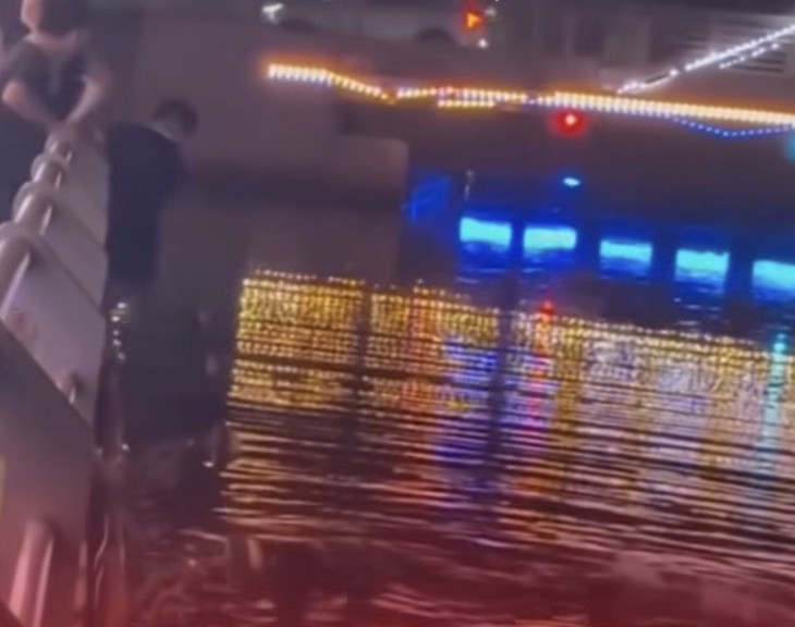 Khoảnh khắc Trung úy công an lao xuống hồ trong đêm, cứu sống 2 người đuối nước. Ảnh cắt từ clip