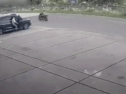 Clip Eva - Clip: Xe máy đâm thẳng vào ô tô đang đỗ