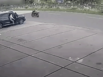Clip: Xe máy đâm thẳng vào ô tô đang đỗ