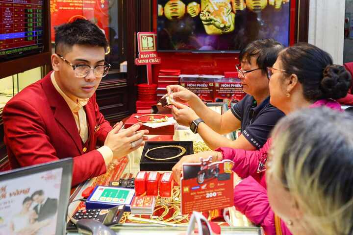 Giá vàng hôm nay lao dốc. (Ảnh: Minh Đức).