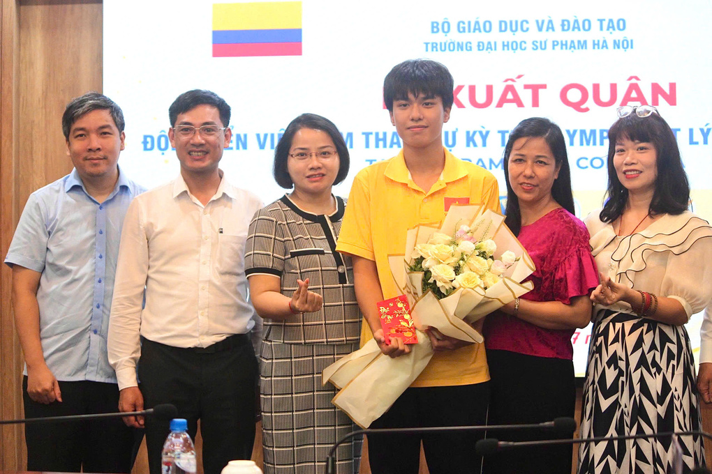 Nhật Minh bên mẹ (áo hồng) cùng các thầy cô trước khi lên đường dự thi IPhO 2026. Ảnh: Nhân vật cung cấp