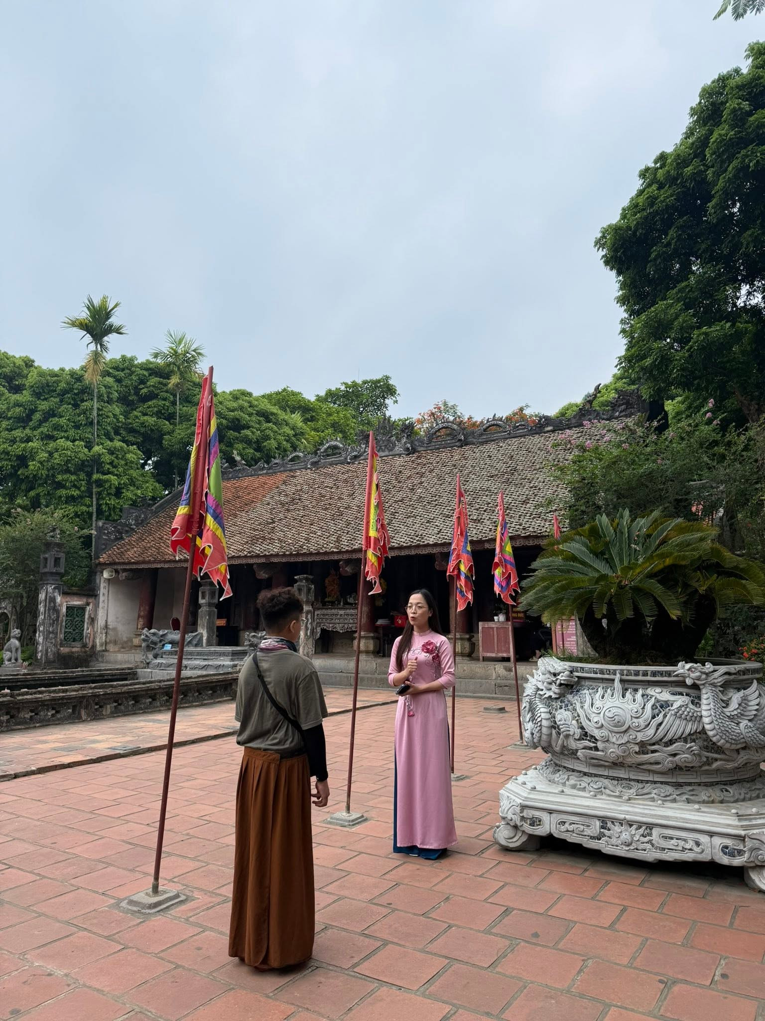 Hai mẹ con dừng chân ở rất nhiều điểm đến lịch sử