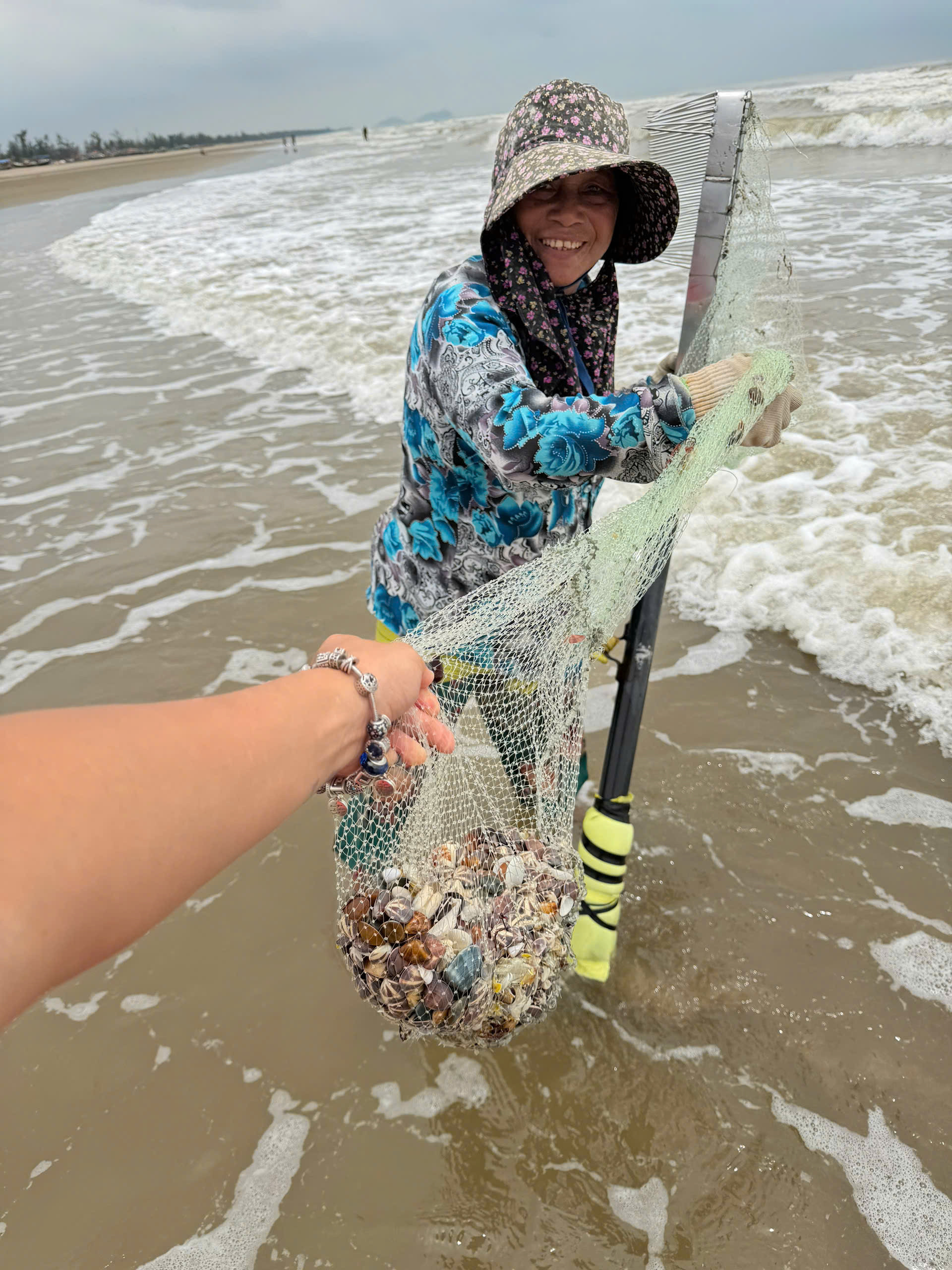 Hai mẹ con trải nghiệm cuộc sống của bà con làng chài ven biển
