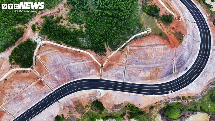 Vẻ Đẹp Tuyệt Mỹ Cung Đèo Biển Lộ Diêu, Toạ Độ Vàng Hút Du Khách Đến Gia Lai 15 Những Khúc Cua Mềm Mại, Uốn Lượn Quanh Sườn Núi Sở Hữu Mặt Đường Nhựa Đen Bóng, Phẳng Lì Với Các Vạch Sơn Phân Làn Vàng, Trắng Nổi Bật, Hoàn Hảo.