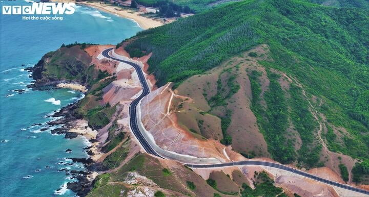 Vẻ Đẹp Tuyệt Mỹ Cung Đèo Biển Lộ Diêu, Toạ Độ Vàng Hút Du Khách Đến Gia Lai 13 Nhìn Từ Trên Cao, Cung Đèo Lộ Diêu Hiện Ra Đầy Kiêu Hãnh Với Những Khúc Cua Uốn Lượn Mềm Mại Như Một Nét Vẽ Nghệ Thuật Của Thiên Nhiên Và Bàn Tay Con Người.