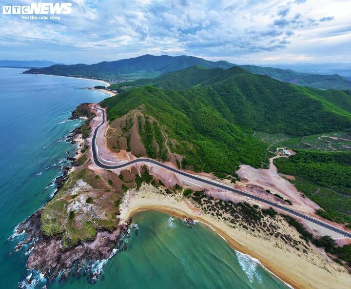 Vẻ Đẹp Tuyệt Mỹ Cung Đèo Biển Lộ Diêu, Toạ Độ Vàng Hút Du Khách Đến Gia Lai 16 Sự Kết Hợp Từ Những Mảng Xanh Rừng Núi, Đại Dương Và Những Điểm Nhấn Trắng Đen Của Nền Đường, Vách Đá Nguyên Sơ Dựng Đứng Và Sóng Biển Khiến Công Trình Giao Thông Này Đẹp Ở Mọi Thời Điểm Trong Ngày.