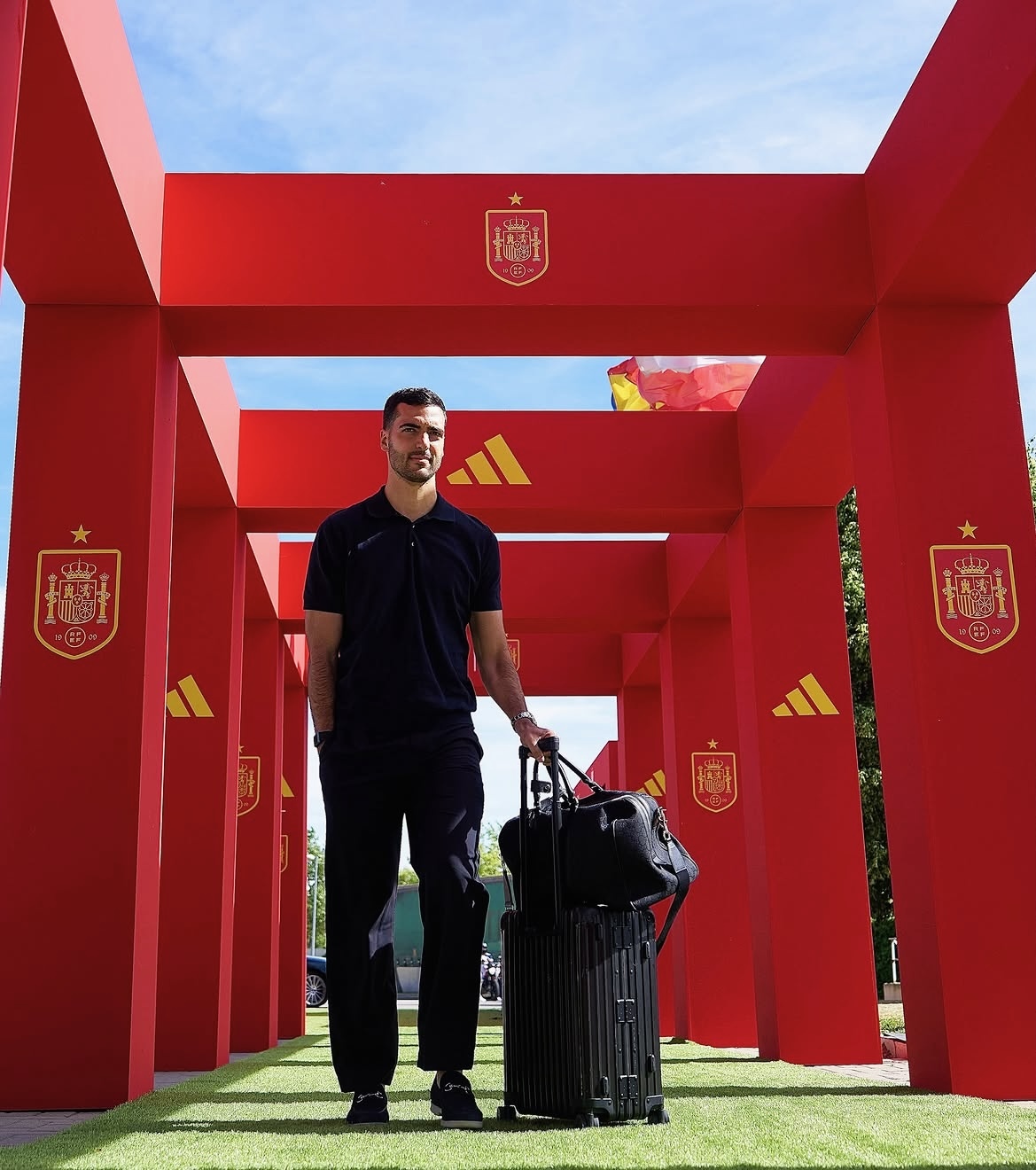 Hội quân cùng tuyển Tây Ban Nha đầu tháng 6, Merino diện phong cách all black - kiểu phối trang phục, phụ kiện đồng nhất sắc đen từ đầu đến chân. Gam đen được cho là có khả năng đánh lừa thị giác, giúp vóc dáng người mặc trông thon gọn, cân đối hơn. Merino cao 1,89 m. Ảnh: Sefutbol