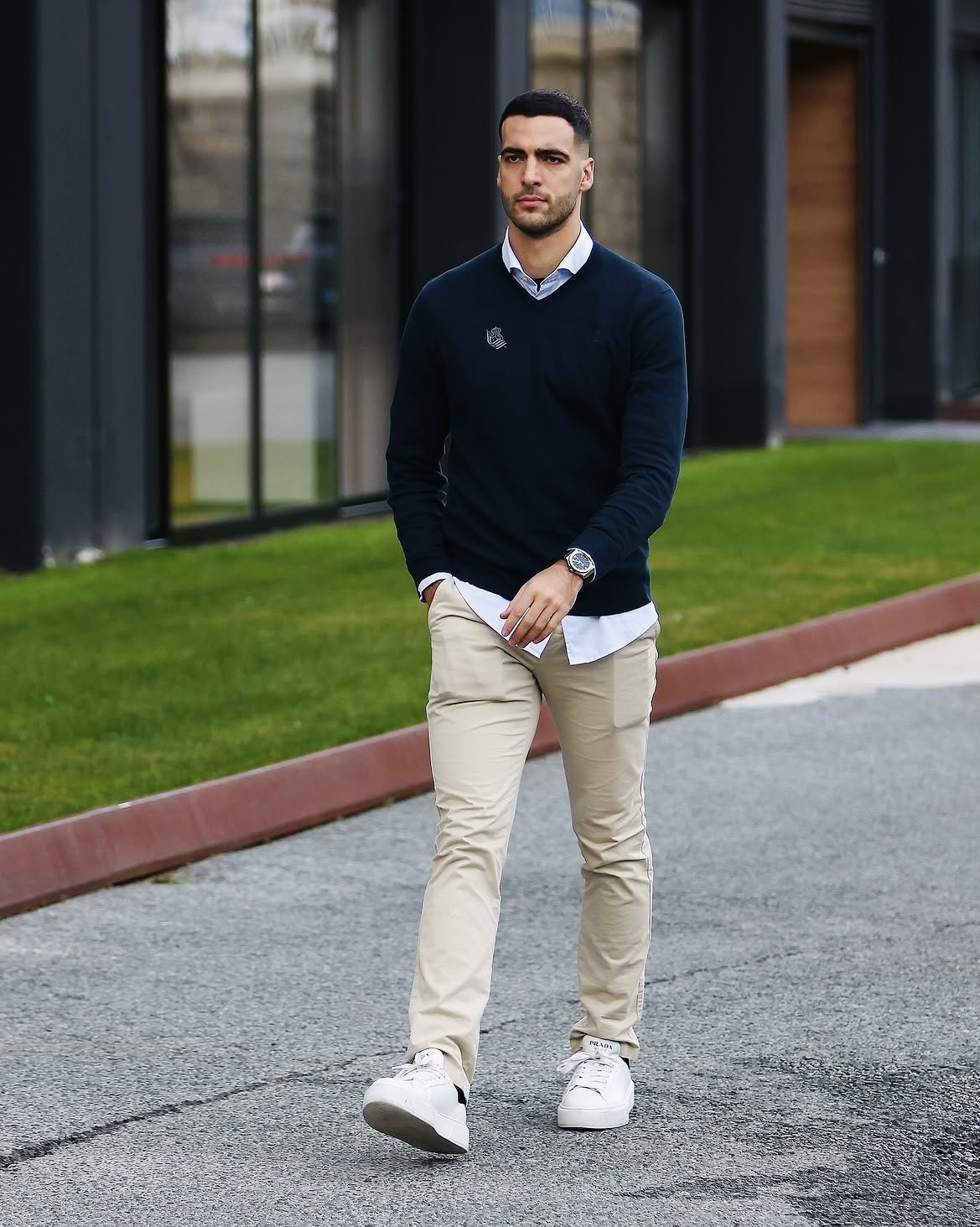 Ngoài sân cỏ, Merino theo đuổi phong cách smart casual với gam trung tính, ưu tiên trang phục vừa vặn, điển hình là áo len, blazer, sơ mi và quần âu hoặc jeans phom gọn. Ảnh: Arsenal