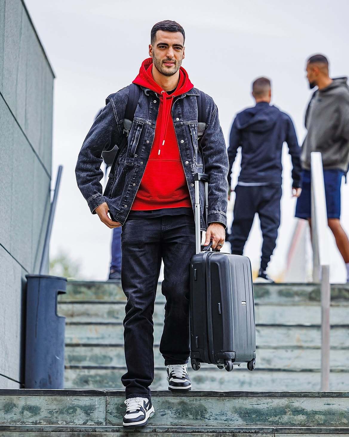 Hội quân hồi đầu năm, cầu thủ chọn phong cách casual với hoodie đỏ, áo khoác jeans, quần cùng chất liệu và sneakers. Kiểu phối này phù hợp dạo phố, du lịch hay di chuyển hàng ngày. Ảnh: Arsenal