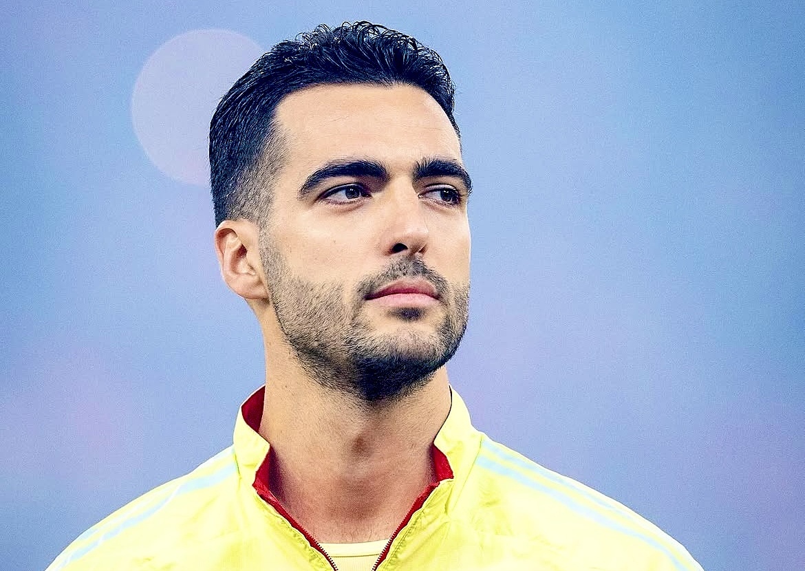 Tại World Cup năm nay, Tây Ban Nha được báo giới Âu Mỹ đánh giá có nhiều cầu thủ điển trai, tài năng. Trong đó, Merino gây thiện cảm với nụ cười dễ mến, lối sống không phô trương. The Guardian từng nhận xét anh là mẫu cầu thủ điềm tĩnh, thông minh, càng nhìn càng cuốn hút và có khiếu hài hước trong các cuộc trò chuyện. Ảnh: Arsenal