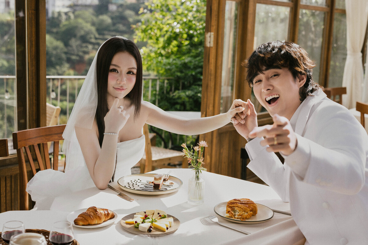 Ca sĩ - nhạc sĩ Đạt G chia sẻ loạt hình ý nghĩa và bày tỏ: Cuộc đời không thưởng cho những tình yêu hoàn hảo. Cuộc đời chỉ mỉm cười với những người, sau mọi điều không hoàn hảo, vẫn chọn yêu nhau như ngày đầu.