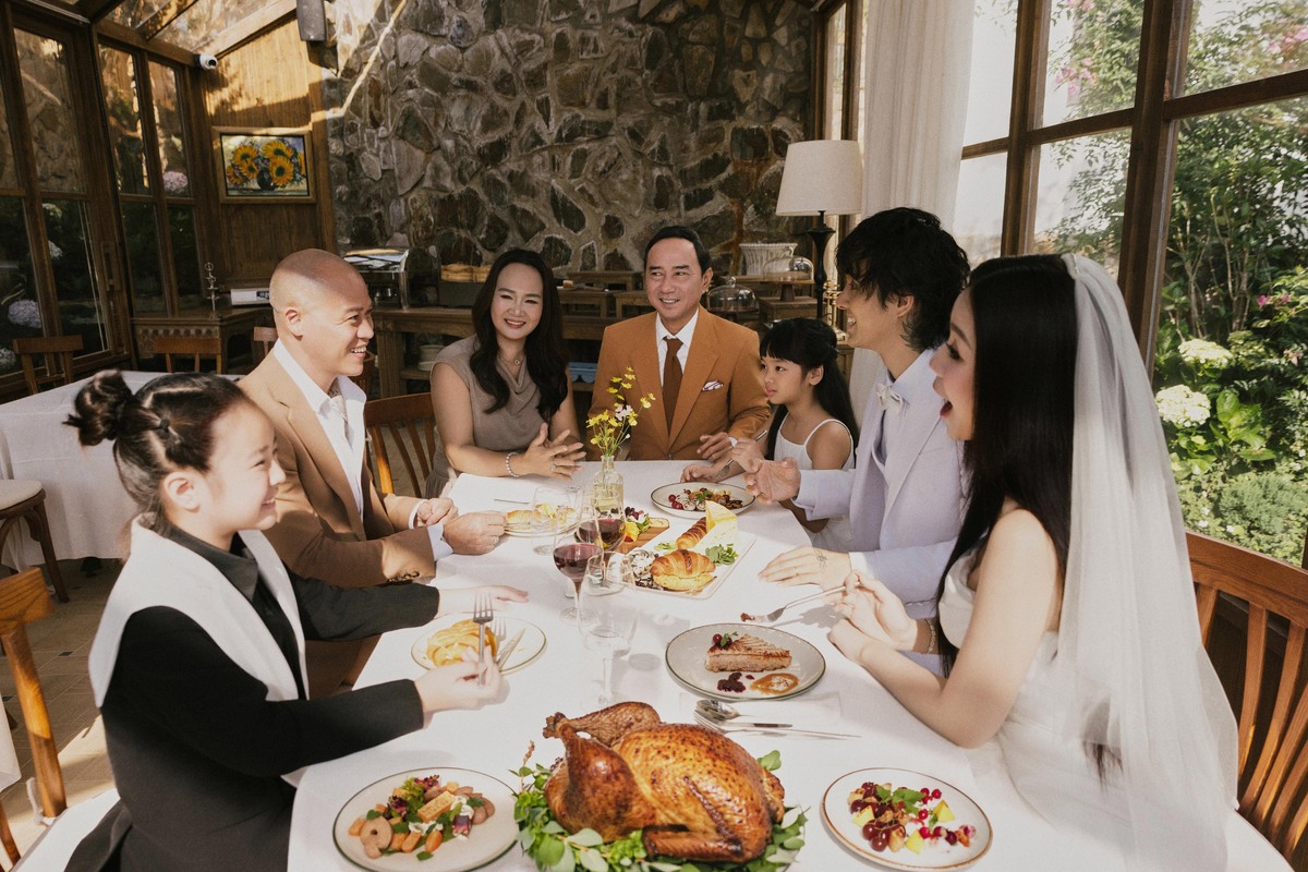 Trò chuyện với Ngôi Sao, Đạt G cho biết bộ ảnh được thực hiện hồi tháng 5 ở Đà Lạt - nơi vợ chồng anh từng chụp pre-wedding năm ngoái. Những khoảnh khắc chứa đựng cảm xúc tự nhiên được bấm máy từ mờ sáng đến chiều tối trong không khí mát mẻ và khung cảnh thiên nhiên thơ mộng.