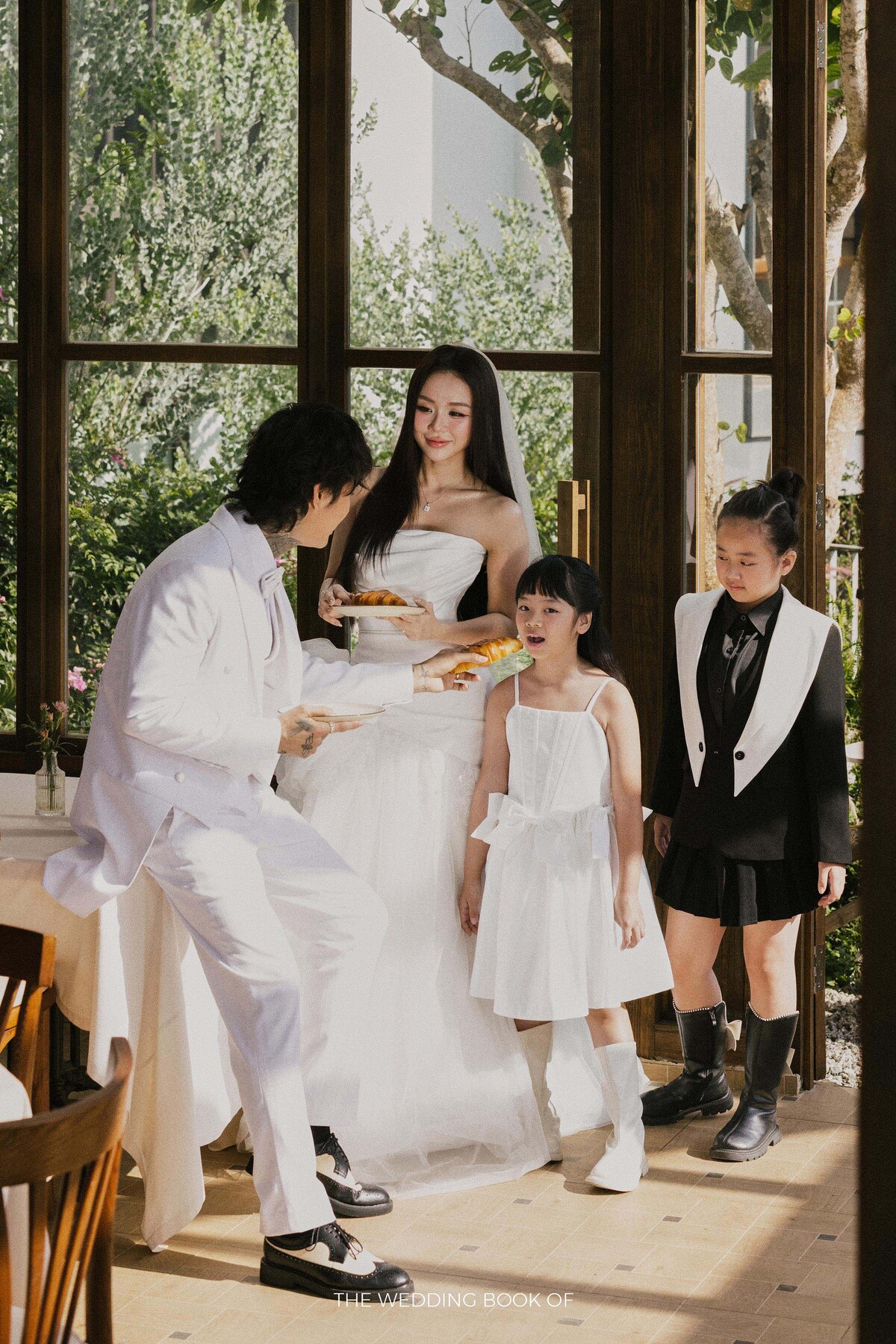 Loạt hình ra đời từ ý tưởng của cặp uyên ương về việc nhìn lại chặng đường vừa qua. Chúng tôi muốn xem hai đứa thay đổi thế nào sau một năm. Bởi vậy, vợ tôi liên hệ nhiếp ảnh gia để cùng bàn bạc và đi đến kịch bản cuối cùng, nhạc sĩ 31 tuổi nói.