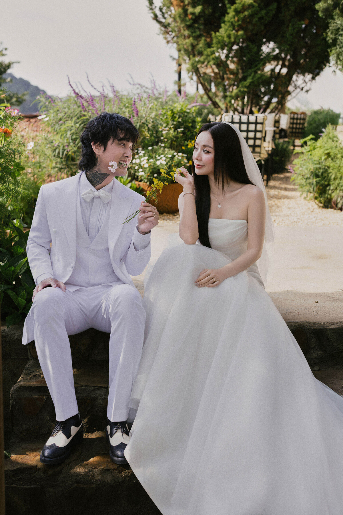 Những bộ suit từng mặc ở đám cưới đều được nam nghệ sĩ gìn giữ, sau đó diện lại trong bộ ảnh kỷ niệm. Một năm trôi qua, người thì tăng cân, người kia lại giảm. Áo cũ nhưng tình yêu mỗi ngày chỉ đầy thêm, tác giả ca khúc Đừng quên tên anh bộc bạch.