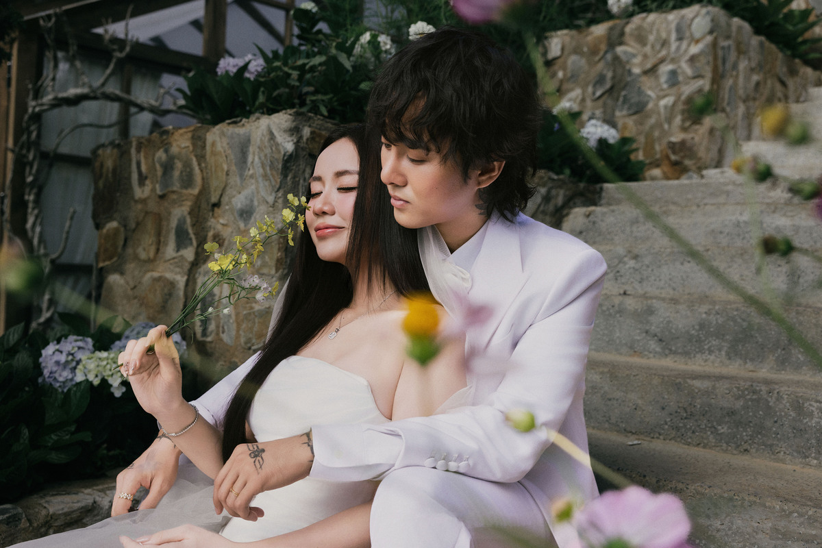 Trong khi đó, Cindy Lư nhắn gửi bạn đời: Một năm chúng ta về chung nhà, tình yêu thương chồng con của em chỉ tăng lên mỗi ngày chứ chưa bao giờ giảm. Hành trình vừa bắt đầu thôi, nhưng em tin rằng còn nhiều cột mốc đẹp đang chờ chúng ta phía trước.