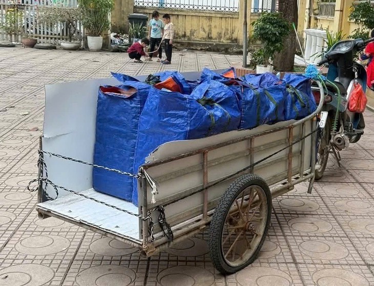 Xe chở suất ăn bán trú của một công ty tại Hà Nội. Ảnh: CAHN