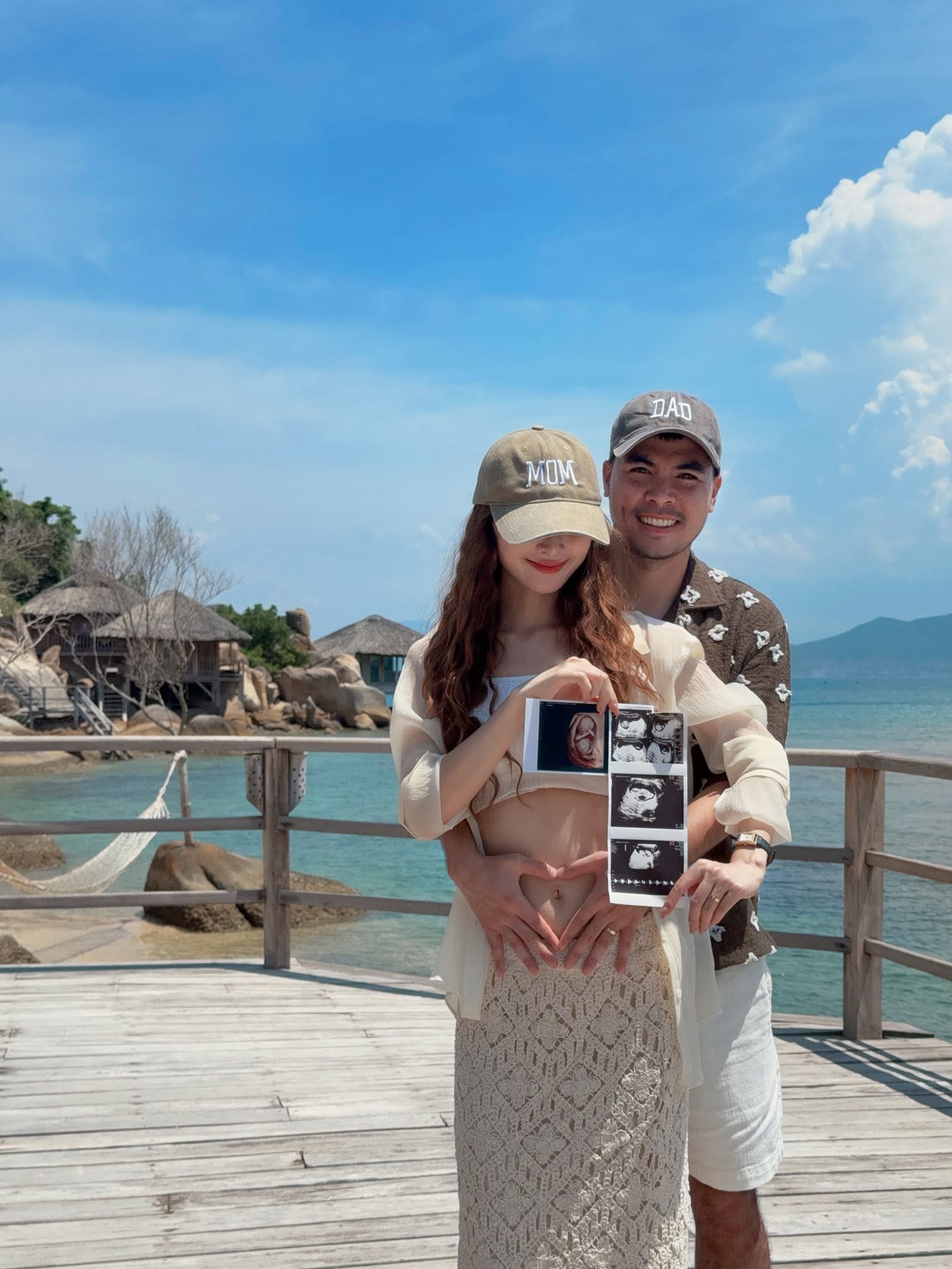 Hình ảnh vợ chồng Mù Tạt - Đức Huy báo tin vui có con đầu lòng. Ảnh: FBNV (chụp màn hình ngày 14/7)