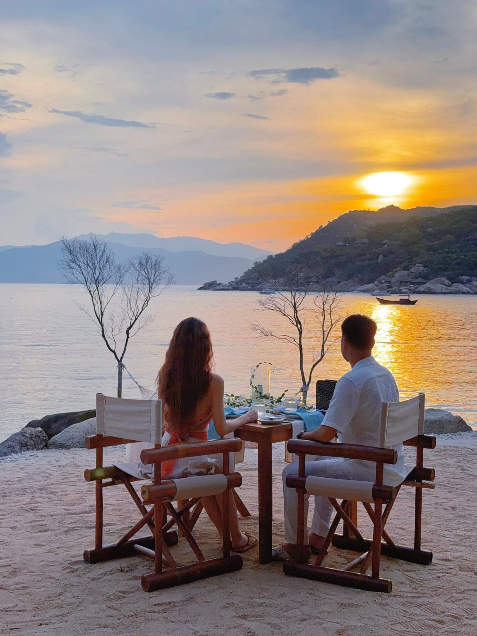 Đức Huy - Huyền Trang lãng mạn đón tiệc sinh nhật trong ánh hoàng hôn. Ảnh: FBNV (chụp màn hình 14/7)