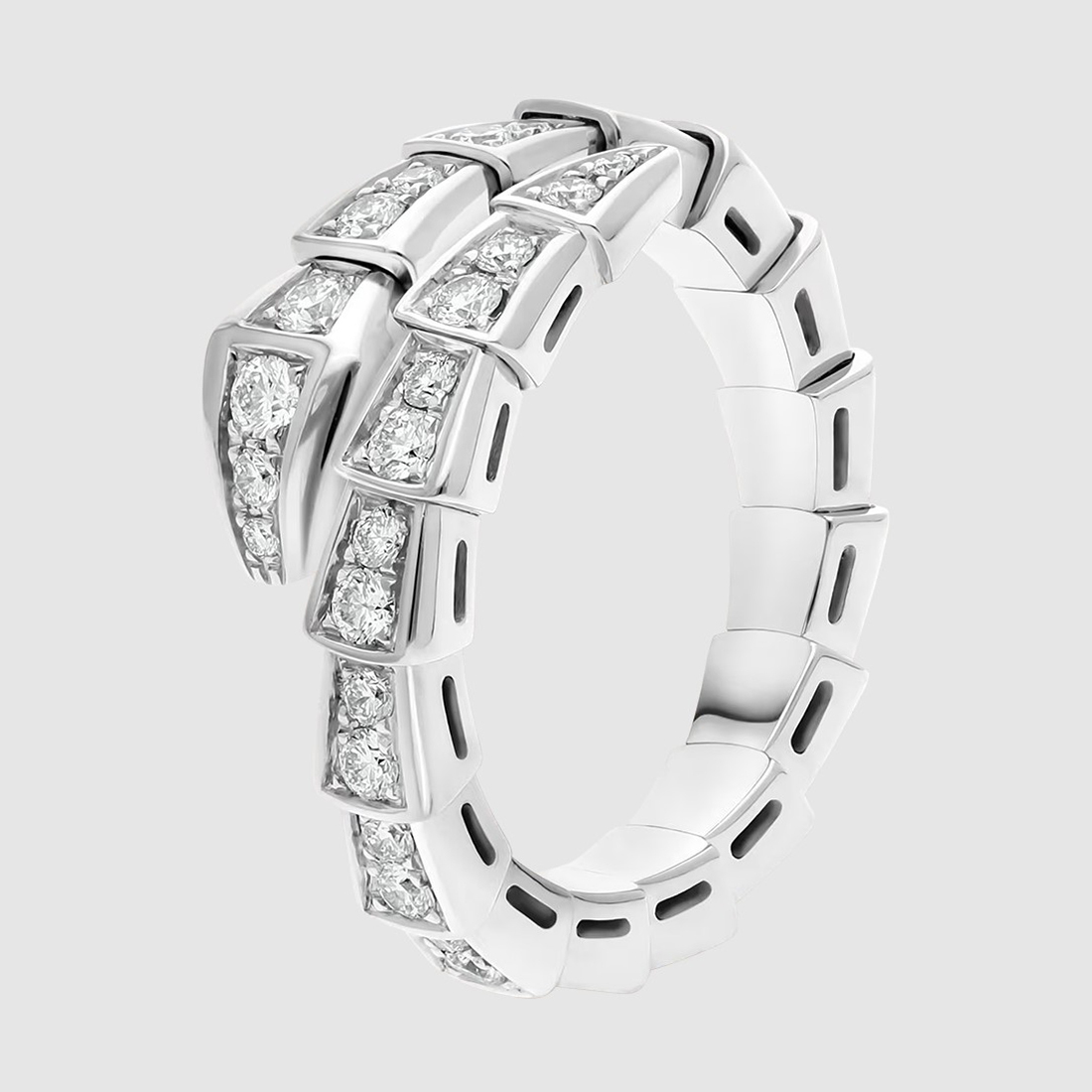 Thiết kế nhẫn Bulgari Serpenti Viper vàng trắng 18K đính 0,59 carat kim cương khiến Lan Khuê phải đầu tư 12.500 USD (gần 331 triệu đồng).