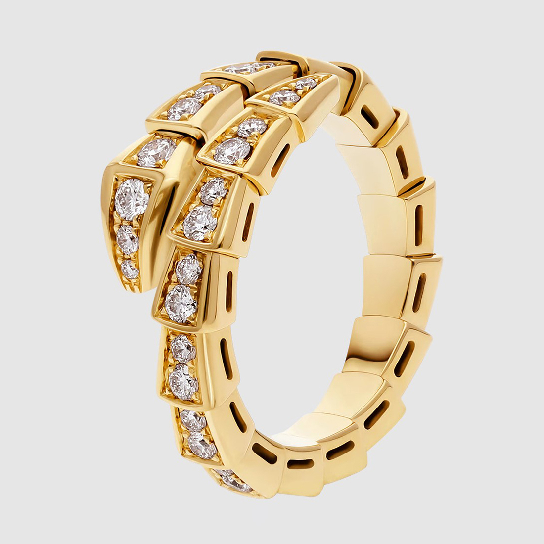 Phu nhân hào môn phối thêm chiếc nhẫn tương tự nhưng với chất liệu vàng 18K, giá 11.800 USD (hơn 312 triệu đồng).