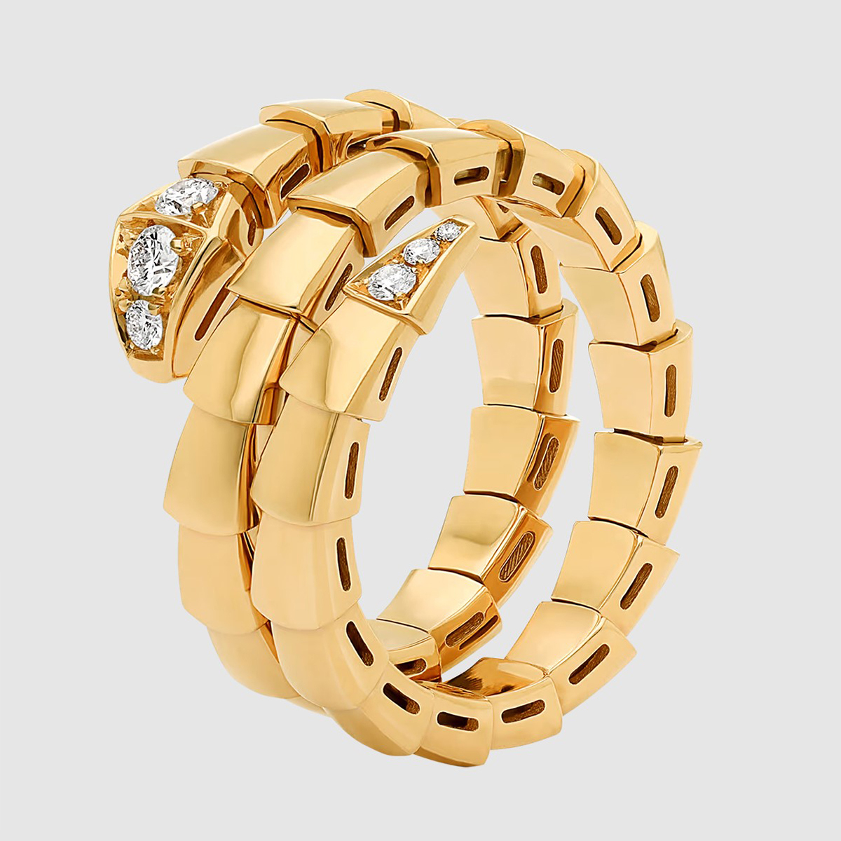 Nhẫn Serpenti Viper đính 0,1 carat kim cương tiêu tốn 6.000 USD (gần 159 triệu đồng).