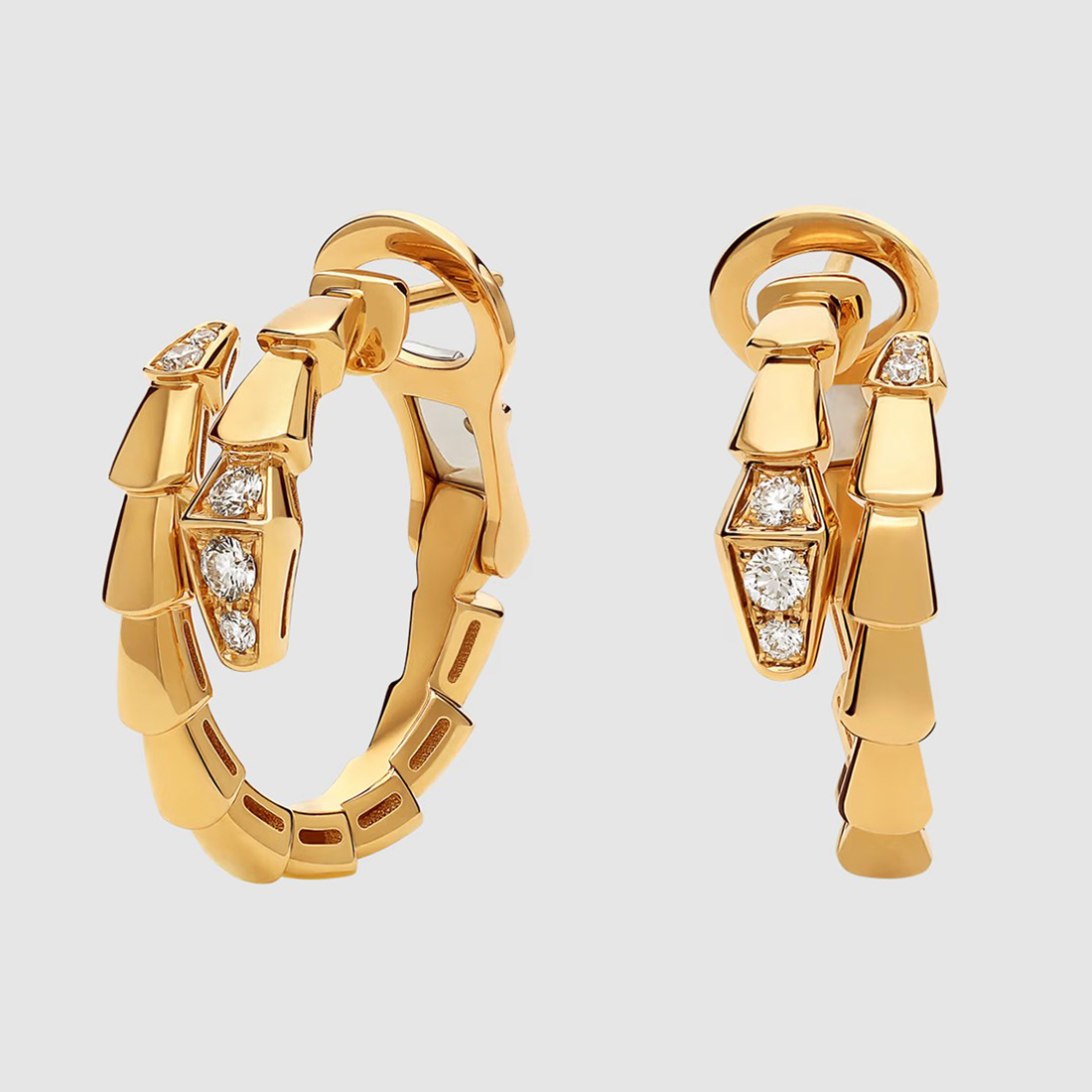Nhan sắc 9X còn nhấn nhá bông tai Serpenti Viper 5.650 USD (gần 150 triệu đồng), chất liệu vàng 18K đính 0,18 carat kim cương.