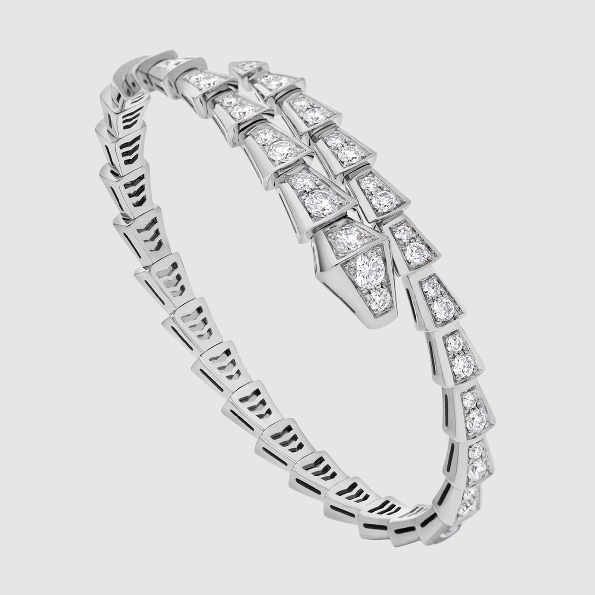 Đắt giá nhất trên set đồ của người đẹp 34 tuổi là thiết kế vòng tay Bulgari Serpenti Viper vàng trắng 18K, nạm full kim cương nặng 3,64 carat, được yết 46.700 USD (hơn 1,2 tỷ đồng).
