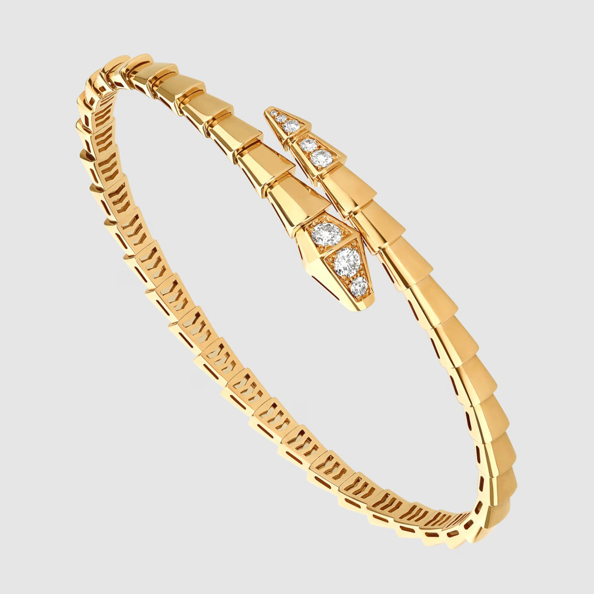 Lan Khuê đeo thêm vòng tay cùng dòng Serpenti Viper nhưng với chất liệu vàng 18K, đính 0,47 carat kim cương, tiêu tốn 13.700 USD (gần 363 triệu đồng).