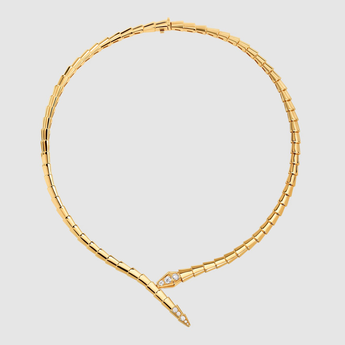 Bà mẹ một con chọn mẫu vòng cổ Bulgari Serpenti Viper 27.600 USD (hơn 730 triệu đồng), chất liệu vàng 18K đính 0,41 carat kim cương.