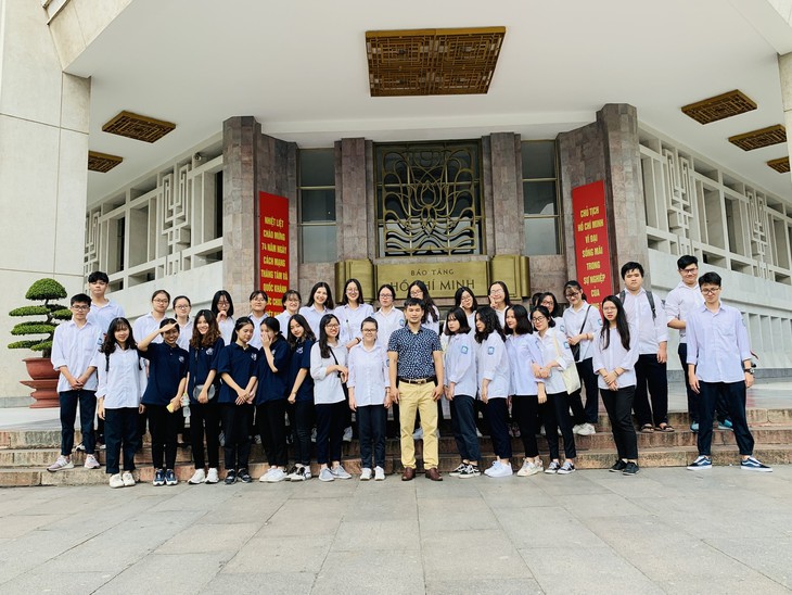 Thầy Nguyễn Quốc Hoàn chụp ảnh lưu niệm cùng học sinh.