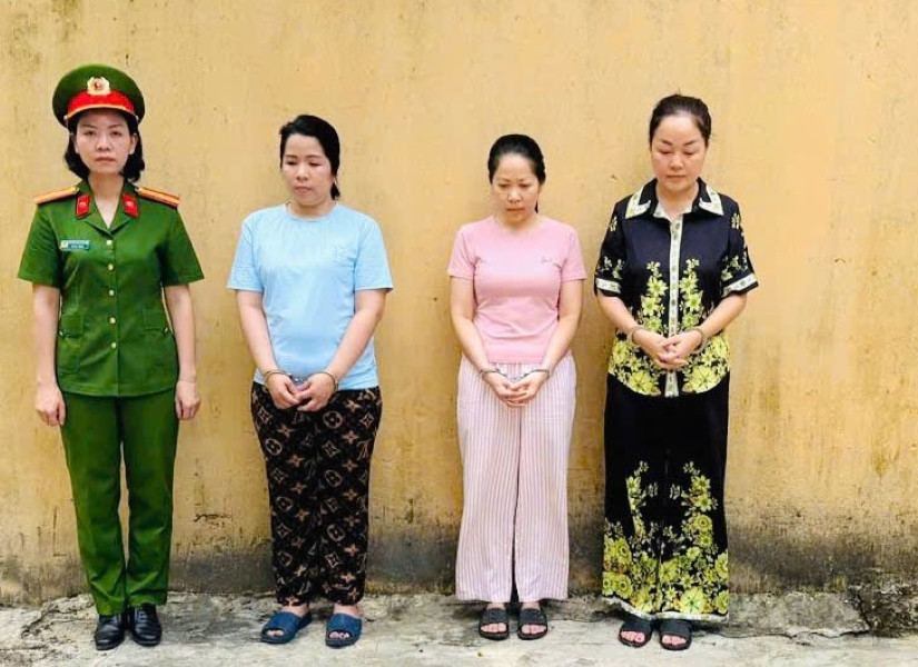 Đối tượng Trần Tiễn Như Nghi (áo xanh); Nguyễn Thị Liên (áo hồng) và Hoàng Thị Thanh Nga (áo đen hoa vàng). Ảnh: CACC