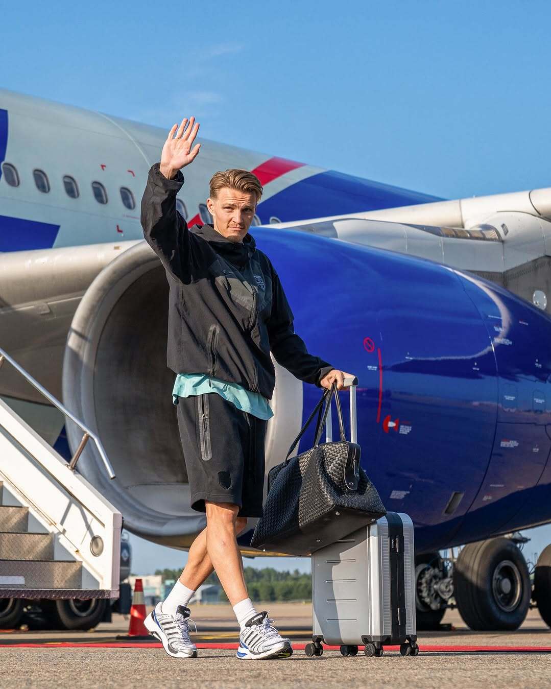 Đội trưởng Martin Ødegaard dùng túi da đan thủ công của Bottega Veneta. Anh 28 tuổi, là người kiến tạo nhiều bàn thắng.