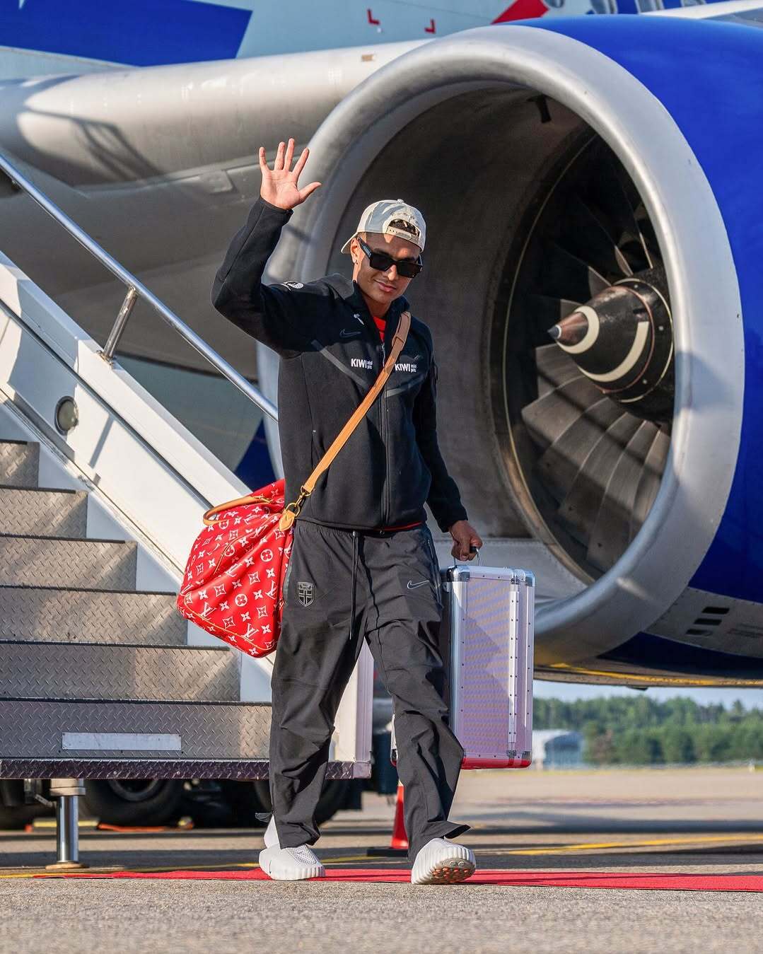 Antonio Nusa khoác túi Louis Vuitton Speedy P9. Dòng túi dành cho cả nam lẫn nữ, được nhiều sao quốc tế yêu thích. Anh 21 tuổi, là một trong những sao trẻ sáng giá của đội.