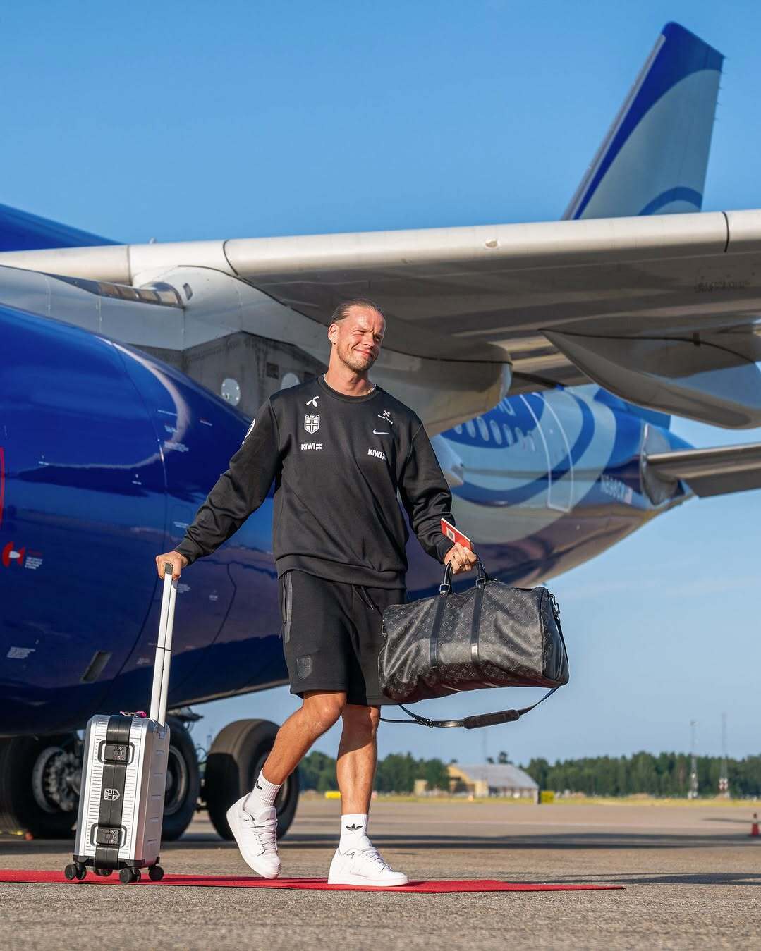 Orjan Nyland, thủ môn của đội toát lên vẻ cổ điển với túi Louis Vuitton.