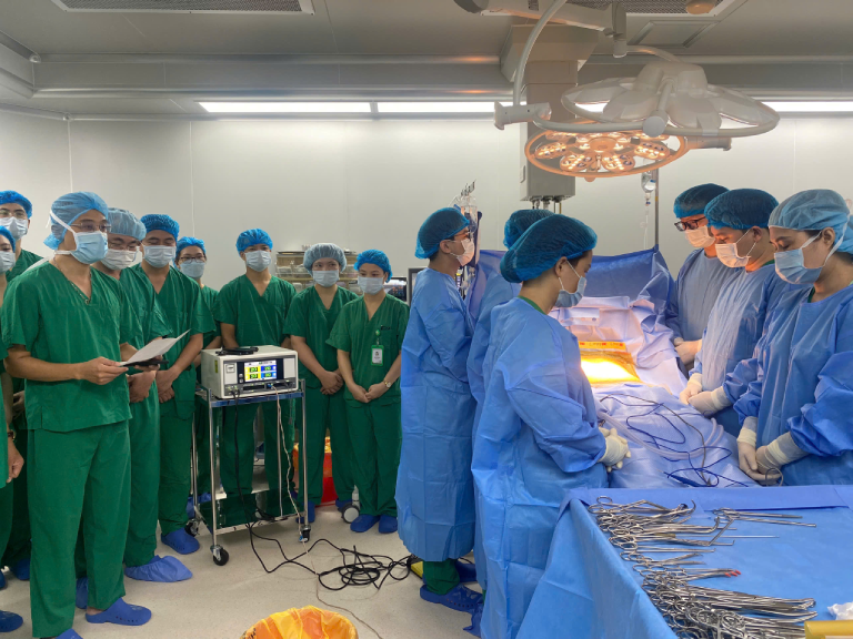 Các y bác sĩ tri ân bệnh nhân trước ca phẫu thuật. Ảnh: BVCC.