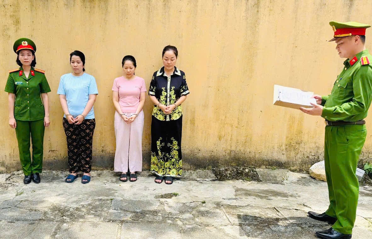Hoàng Thị Thanh Nga mặc áo màu đen hoa vàng (chủ tiệm vàng Ngọc Châu Âu) bị bắt. Ảnh: CA cung cấp