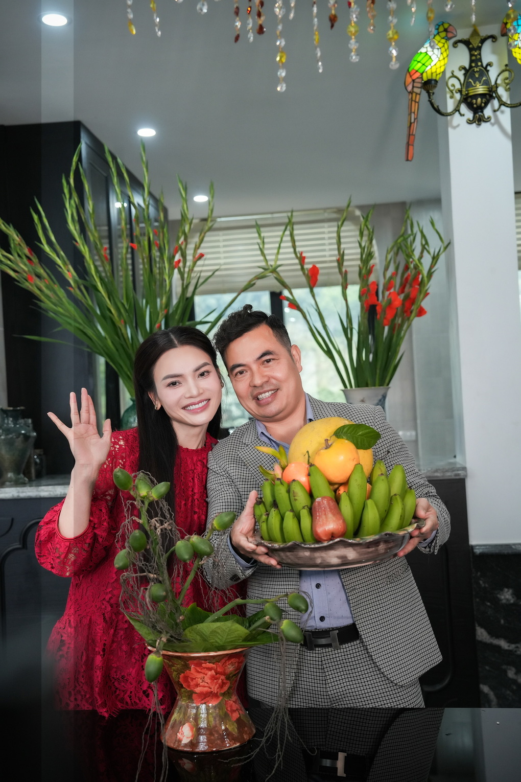 Vợ chồng Phạm Phương Thảo khi sửa soạn mâm ngũ quả Tết 2026. Ảnh: Bình Quách