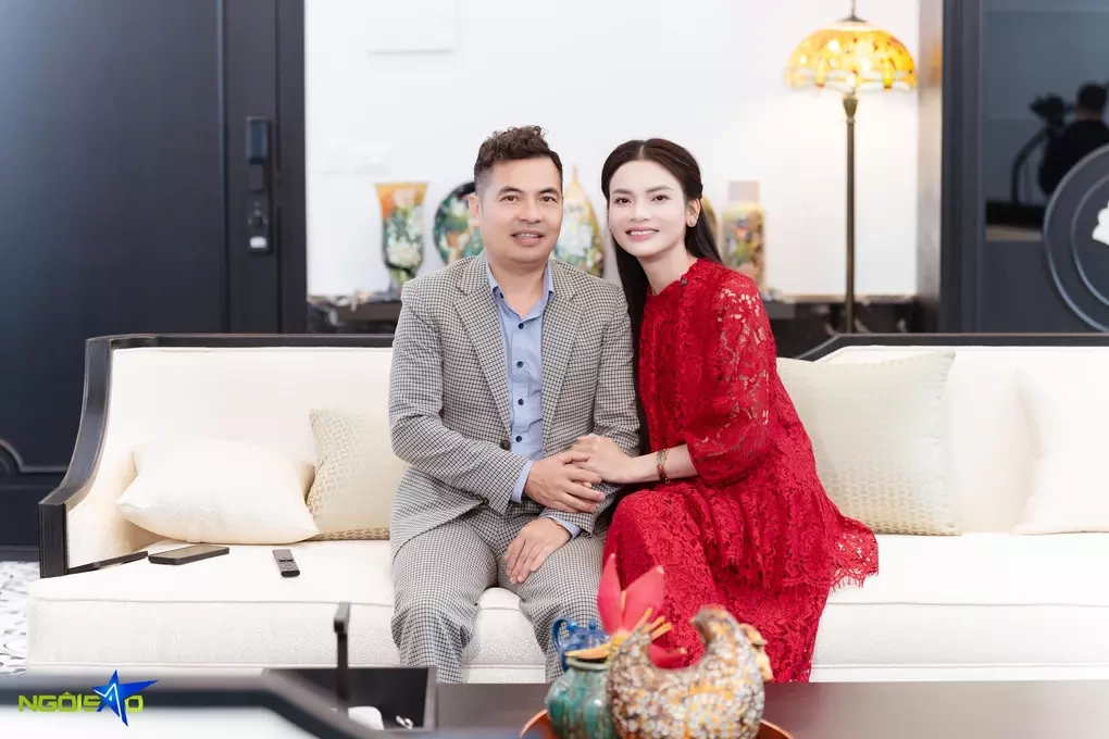 Vợ chồng Phạm Phương Thảo trong tổ ấm mới thuộc khuôn viên biệt phủ 10.000 m2 ở ngoại thành Hà Nội. Ảnh: Tùng Đinh