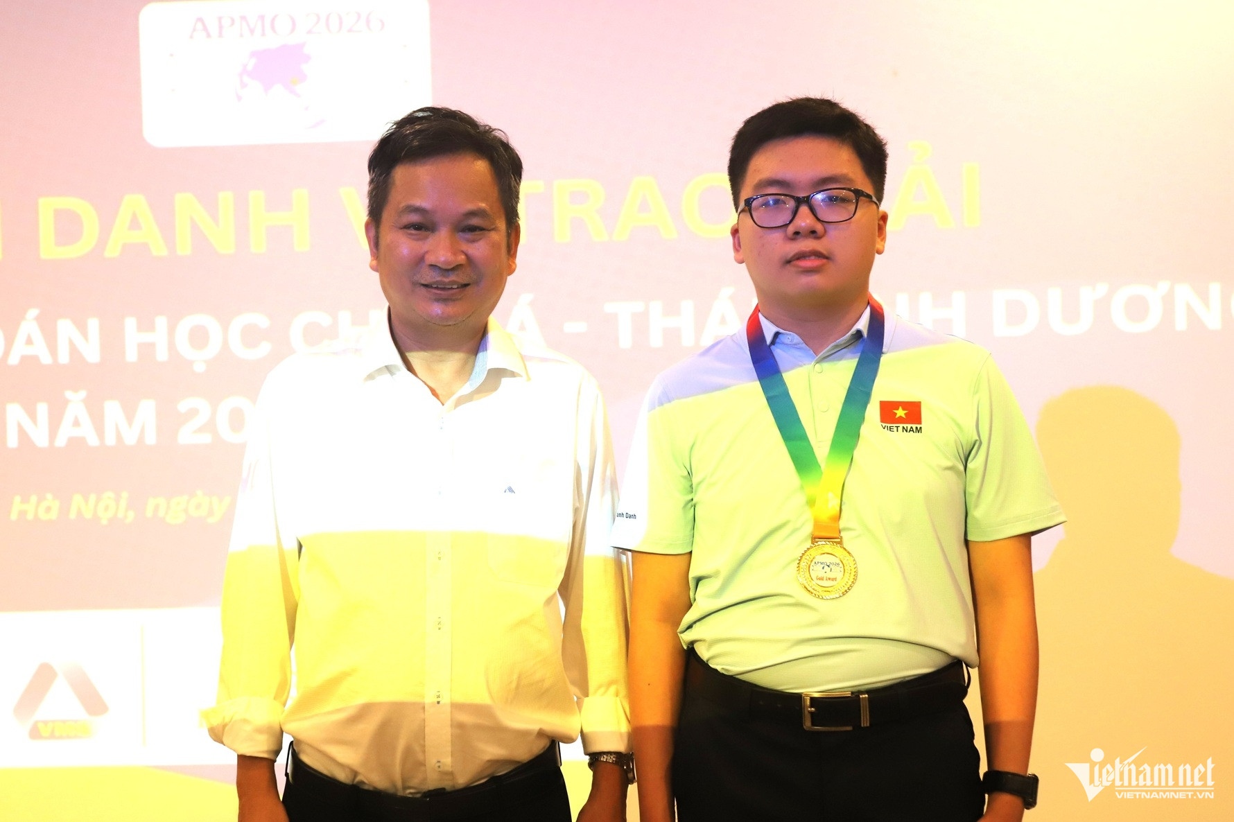 Trần Đại Thành Danh và thầy Trần Nam Dũng, Phó Hiệu trưởng Trường Phổ thông Năng khiếu - ĐH Quốc gia TPHCM tại Viện Nghiên cứu cao cấp về Toán trong thời gian ôn luyện cho IMO 2026.